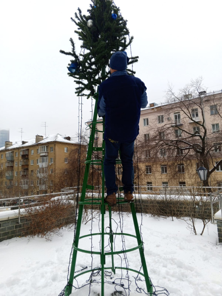 Установка Новогодней ели во дворе Никонова,10.jpg