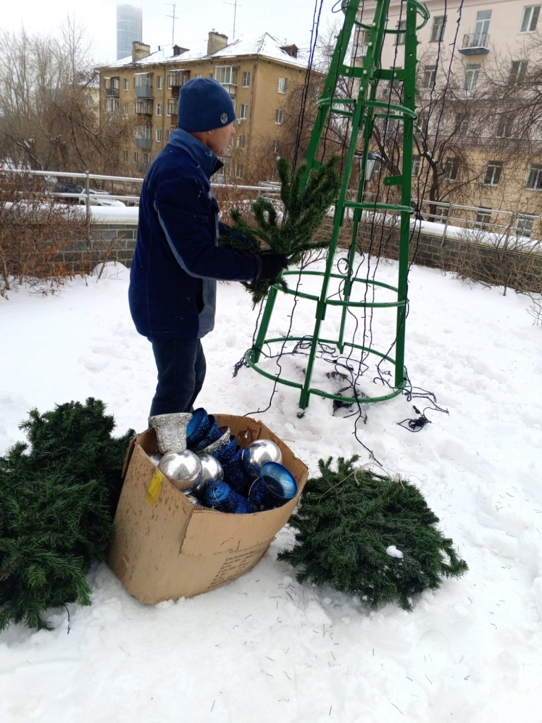 Установка Новогодней ели во дворе Никонова,10-.jpg